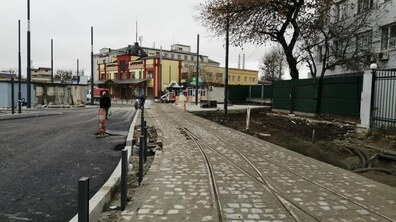 Фото: Реконструкція пл. Двірцевої: розпочато монтаж трамвайної контактної мережі