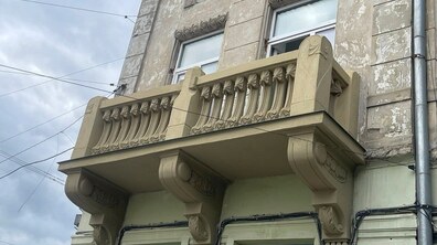 відремонтований балкон на другому поверсі будинку на вул. Федьковича, 26