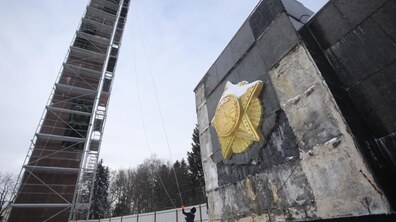 Фото: Аварійну стелу Монументу Слави демонтують: підрядник розпочав демонтажні роботи