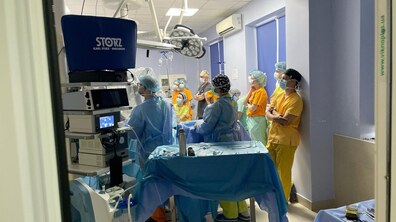 лікарі дитячої лікарні святого Миколая в операційній, лікарі одягнені у медичні халати, маски та шапочки