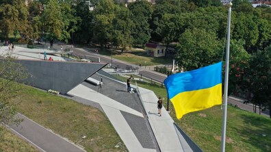 Фото: У День вшанування пам’яті захисників України у Львові урочисто підняли Державний Прапор на Меморіалі пам`яті Героїв Небесної Сотні