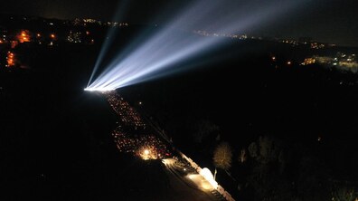 Фото: В пам’ять про українських Героїв у небо запустили символічні світлові промені