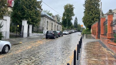 Фото: Дорогу на вулиці Драгоманова відремонтували, завершують тротуар та громадський простір