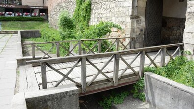 Фото: Підприємці відремонтують місток в брамі Глинянської вежі