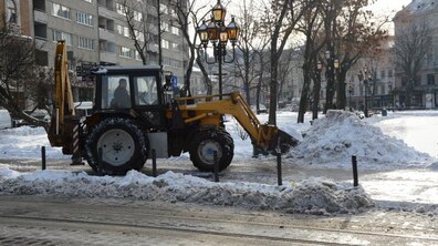 Фото: Станом на ранок в місті працювало 68 одиниць снігоприбиральної техніки