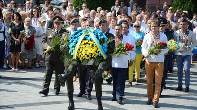 Фото: Представники влади та громадськості у Львові поклали квіти до пам’ятника Тарасу Шевченку