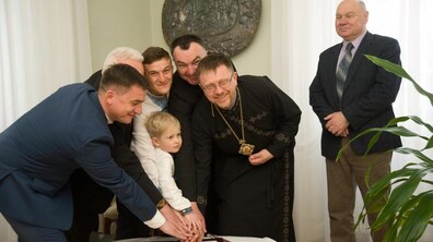 Фото: У Львові погасили сувенірну поштову марку із зображенням Собору Юра
