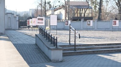 Відкритий міський простір перед музеєм «Історії воєн, боротьби та опору» із виставковими стендами, на яких розміщені інформаційні матеріали та зображення.