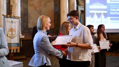 Ректорка НУ “Львівська політехніка” Наталія Шаховська вручає сертифікат переможцю програми TALENT BOOST: FUTURE MAKERS