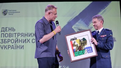 мер Львова Андрій Садовий на сцені вітає командувача повітряного командування ‘‘Захід’’ Повітряних Сил ЗСУ Олега Захарчука з професійним святом