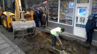 Фото: Сьогодні біля кіноцентру «Супутник» проводили аварійні роботи