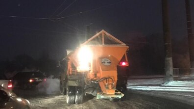 Фото: Сьогодні зранку в місті працювало 15 одиниць снігоприбиральної техніки: для посипання вулиць використано 29 м3 піскосуміші