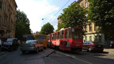 Фото: Хлопцю, який травмувався у трамваї, надали необхідну допомогу