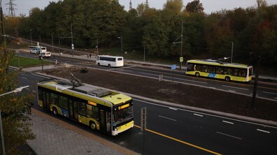 Громадський і приватний транспорт на вулиці.