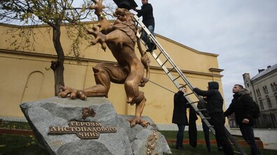 Фото: До Дня студента львівських левів одягнули у мантії