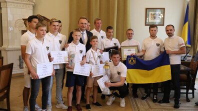 Фото: Мер Львова нагородив преміями юних чемпіонів світу з футбольного клубу «КОПА»