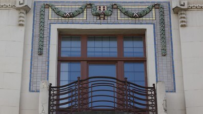 керамічне оздоблення на фасаді будинку на вул.Коперника, 3