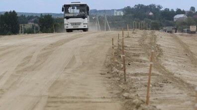 Фото: До житлового масиву «Білогорща» будують нову гравійну дорогу