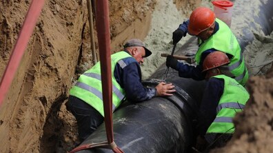 Фото: У с. Лисиничі ремонтні бригади ЛМКП «Львівводоканал» проводять заміну аварійного магістрального водогону