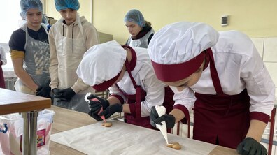 Фото: Майстер-класи, бармен-шоу та кулінарні ігри: школярам в цікавий спосіб розповіли про навчальні програми львівських училищ (відео)