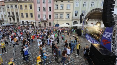 Фото: У Львові «Всьо чотко» — на пл. Ринок виступають Брати Гадюкіни