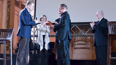Фото: Під час перформансу у філармонії мер Львова вручив Філіпу Сендсу «Золотий герб міста»