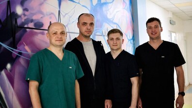 У холі лікарні зліва направо стоять: завідувач відділення інтервенційної радіології Олександр Голуб, пацієнт Олександр, ортопед-травматолог Іван Василів та завідувач відділення ортопедії та травматології Василь Рокита.