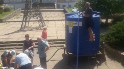 Фото: Львівводоканал допомагає розвозити питну воду мешканцям у Марганці на Дніпропетровщині
