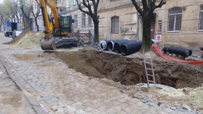 Фото: На вул. Олени Степанівни замінили фрагмент зруйнованого колектора та змонтували 2 нових колодязі