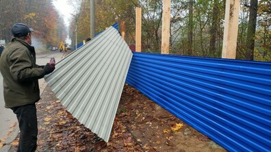 Фото: Афера в Брюховичах на 3,4 га: місто демонтувало огорожу забудовника (відео)