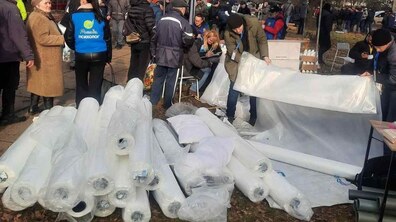 Фото: Підвезли 50 рулонів плівки: у будинках, які постраждали від обстрілів, вже закривають вікна