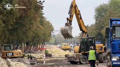 Масштабний ремонт вулиці Мазепи у Львові: на проїзній частині працює кілька одиниць дорожньо-будівельної техніки, тривають земляні роботи