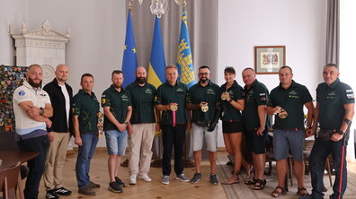 учасники плавального клубу «Жабколапки» з міським головою Львова Андрієм Садовим та представниками міської ради на спільному фото.