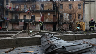 Рятувальники в пошкодженій будівлі внаслідок дронової атаки по центру міста