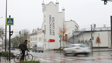Будівля Jam Factory Art Center у Львові. На передньому плані видно міську вулицю з автомобілями, велосипедистом і пішохідним переходом.