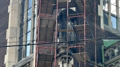Фрагмент бічної вежі Костелу святих Ольги і Єлизавети, де встановлені металеві риштування. У центрі видно велику кам’яну скульптуру святої Єлизавети на фасаді будівлі, яку будуть реставрувати