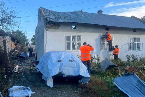 Пошкоджені вікна закрили плівкою, дахи — накрили: у Малехові ліквідовують наслідки вчорашнього обстрілу