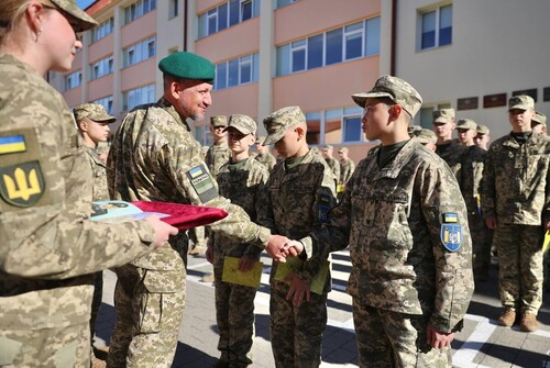 У Львівському ліцеї імені Героїв Крут урочисто склали присягу понад 200 юнаків та дівчат