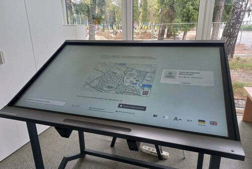 На полі почесних поховань на вул. Пасічній встановили інтерактивну навігаційну дошку