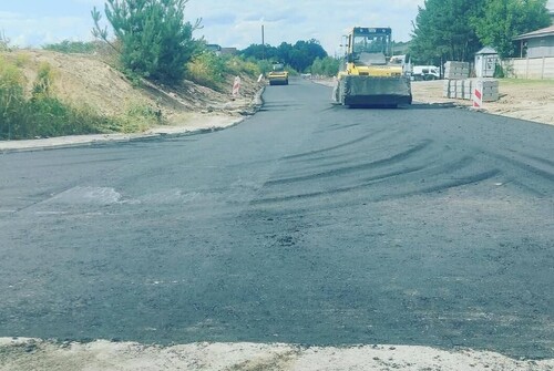 На вул. Конюшинній вже стелять нижній шар асфальту