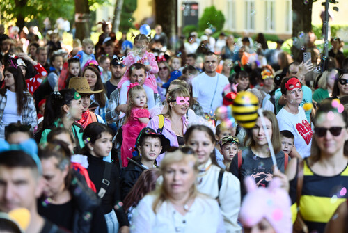 У Львові вперше відбувся масштабний Фестиваль дошкілля «Грай. Мрій. Твори»: тисячі дітей, батьків та вихователів стали казковими героями (відео)