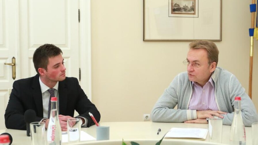 Олександр Николяк під час робочої зустрічі у Львові