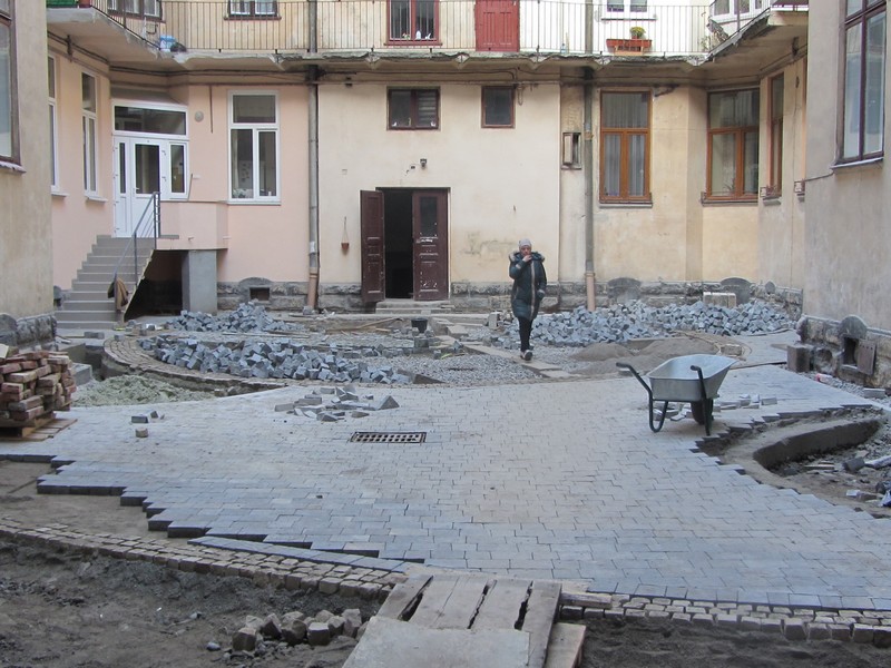 Фото 1: Тривають роботи з впорядкування внутрішнього дворика будинку на вул. Коперника, 30