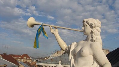 Фото: Скульптура «Глорія» знову прикрашає фасад кам’яниці на площі Ринок, 3