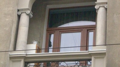 Фото: Завершено реставрацію балконів головних фасадів будинків