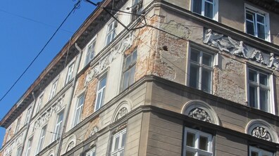 Фото: Тривають реставраційні роботи фасадів будинків на вул. Краківській, 34 та вул. Крушельницької, 23
