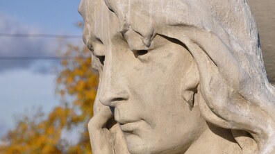Фото: Завершено реставрацію скульптурного декору аттика головного фасаду будинку на вул. Коновальця, 37