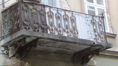 Фото: Розпочато ремонтно-реставраційні роботи балконів