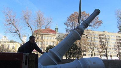 Фото: На проспекті Свободи встановлюють реставровані історичні опори