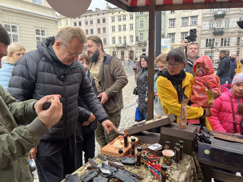 Фото 1: У Львові відбувся перший Ярмарок ветеранського бізнесу: родини 22 захисників представили свої вироби